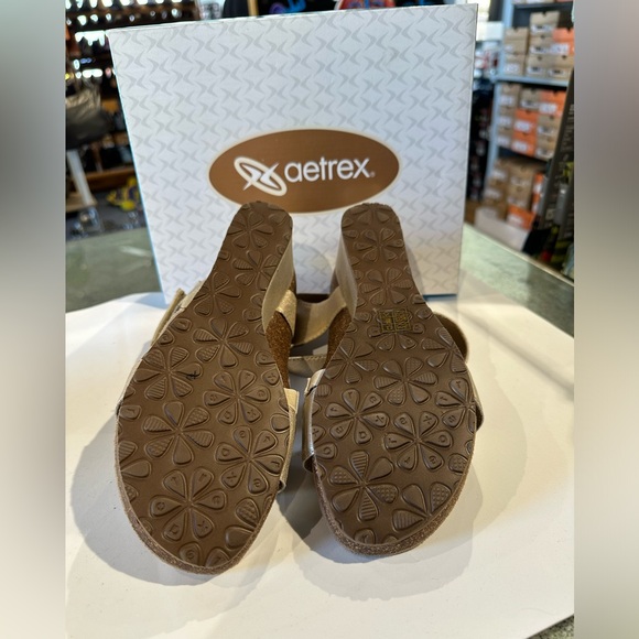 Aetrex: Brynn Gold - Picture 4 of 5